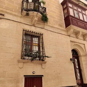 Semi-basement, Cosy Interconnected To Our A Traditional Maltese Townhouse Apartamento